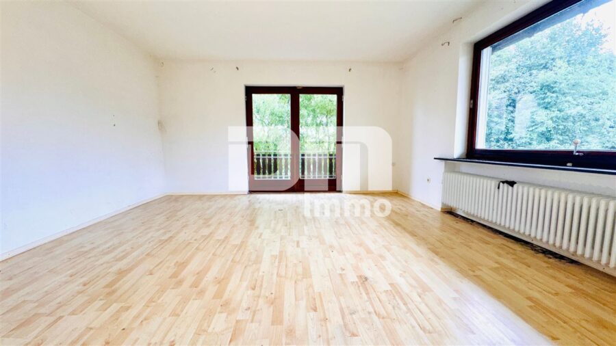 Geräumiges 1 bis 2 Familienhaus mit gigantischem Grundstück und Doppelgarage - OG Schlafzimmer / Zugang Balkon